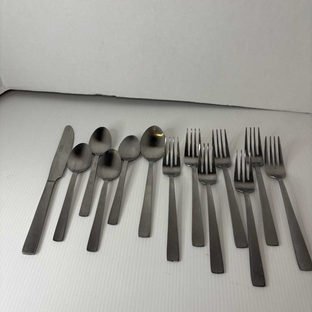 ROOM ESSENTIALS STAINLESS STEEL FLATWARE SATIN FINISH 17 PIECES
